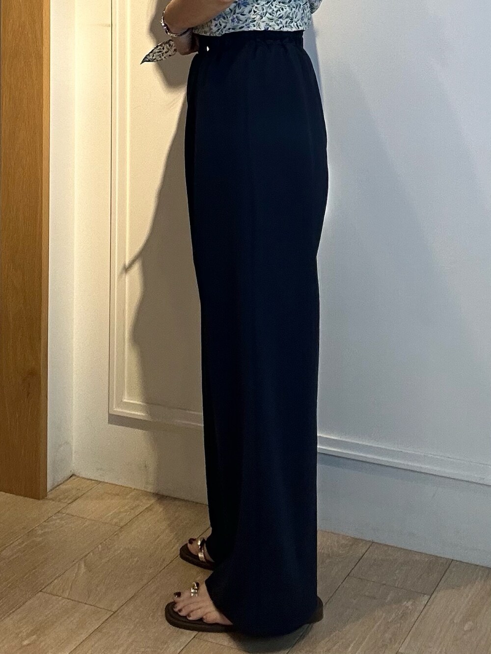 ブルー系のその他パンツ、グリーン系のシャツ/ブラウス、ゴールド系のネックレスを着用したレディースの春コーディネートの10枚目の写真