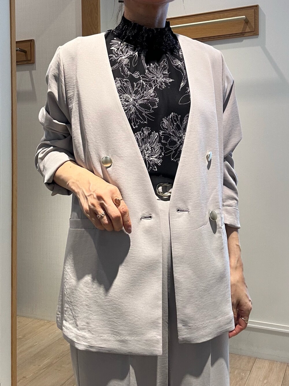 ベージュ系のノーカラージャケット、ベージュ系のその他パンツ、ブラック系のショルダーバッグを着用したレディースの夏コーディネートの6枚目の写真