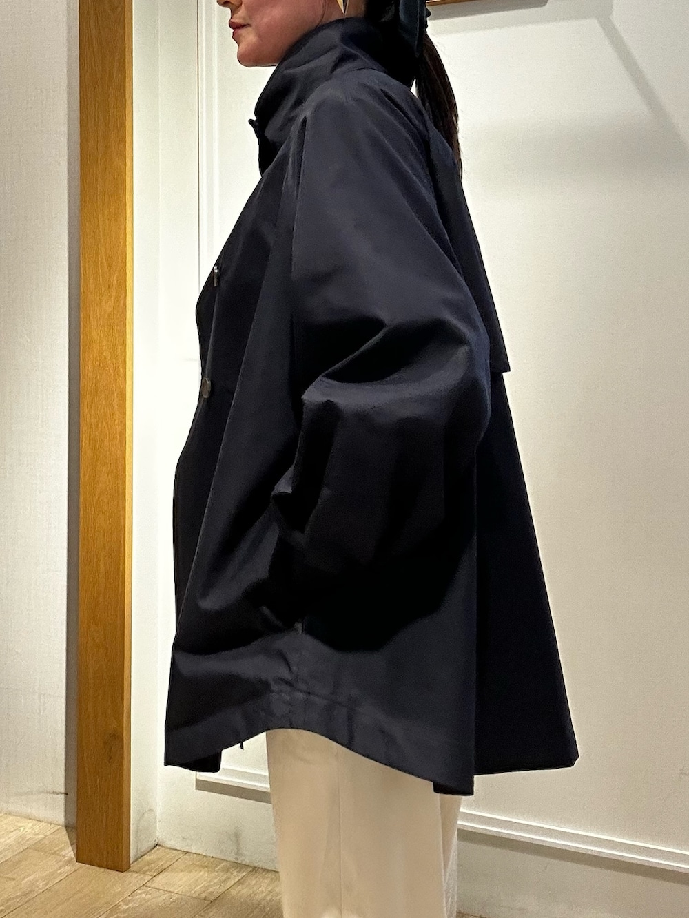 ブルー系のその他アウター、ブラウン系のトートバッグ、ブルー系のシャツ/ブラウスを着用したレディースの春コーディネートの7枚目の写真