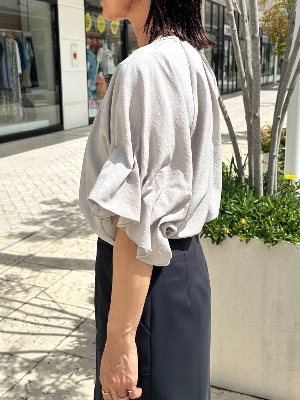 ブラック系のサンダル、ベージュ系のシャツ/ブラウス、ブルー系のスカートを着用したレディースの夏コーディネートの5枚目の写真