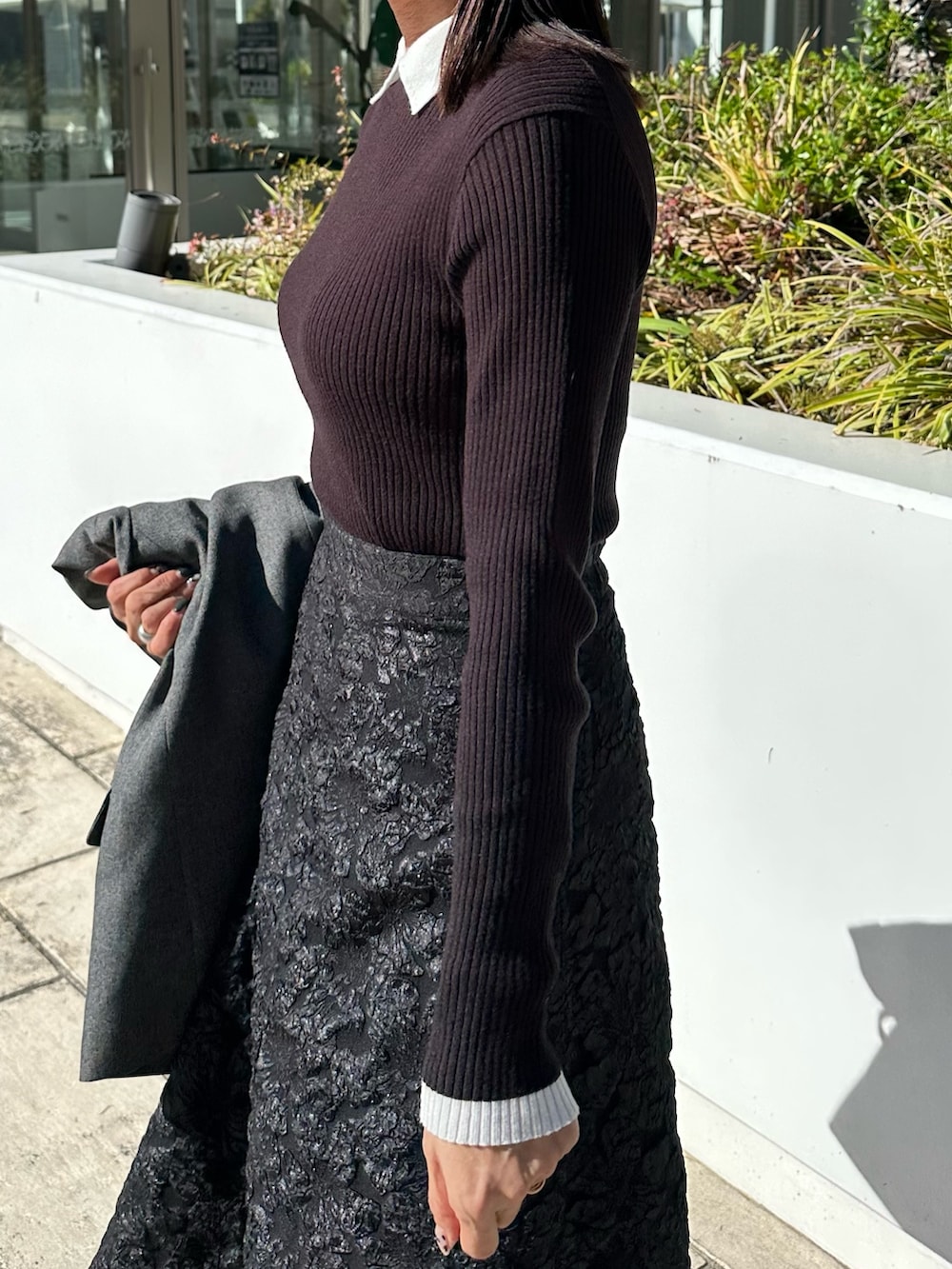 ブラック系のトートバッグ、グレー系のテーラードジャケット、ブラック系のニット/セーターを着用したレディースの秋コーディネートの5枚目の写真