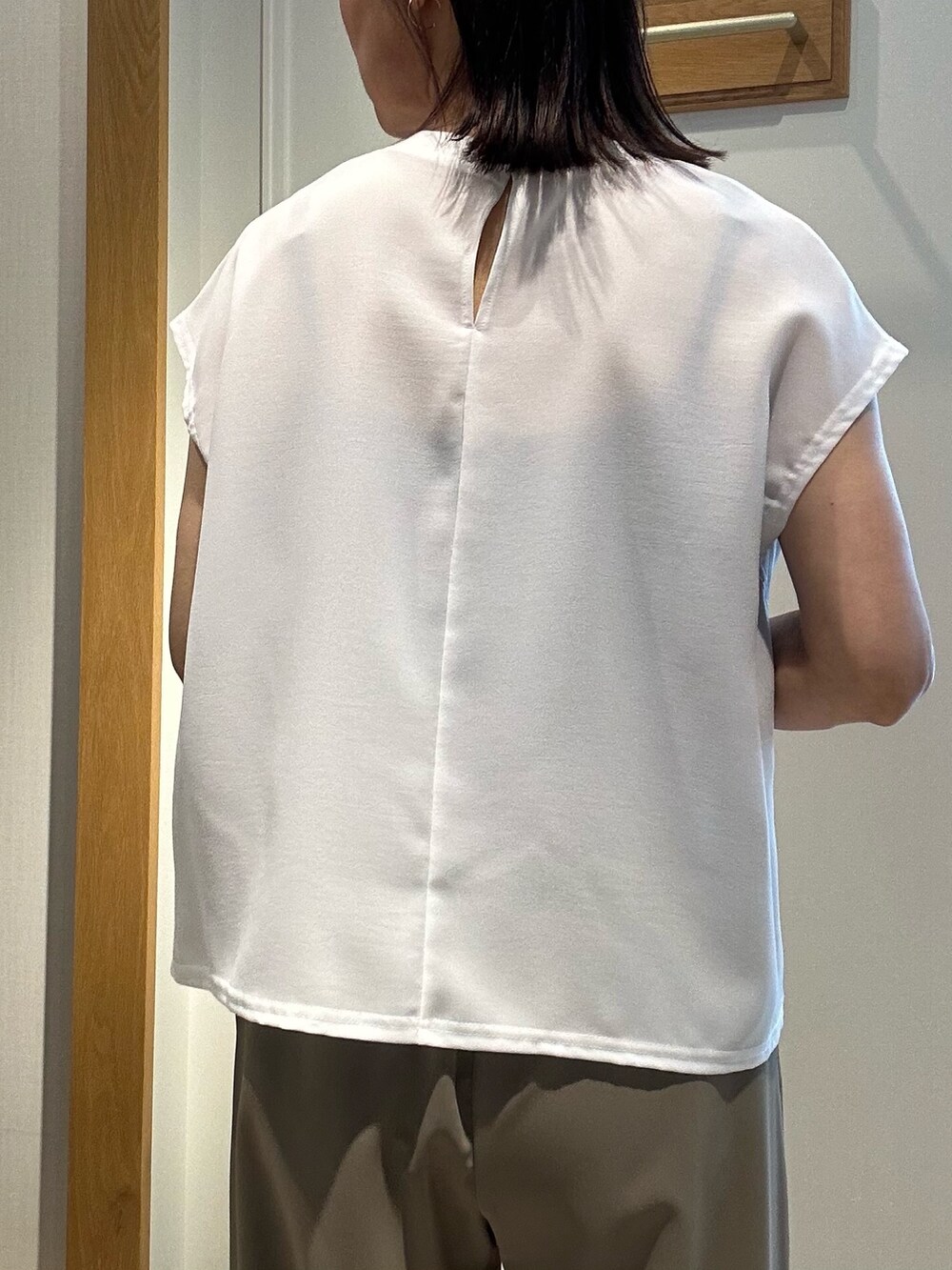 パープル系のスカート、ホワイト系のシャツ/ブラウス、グレー系のカーディガン/ボレロを着用したレディースの夏コーディネートの8枚目の写真