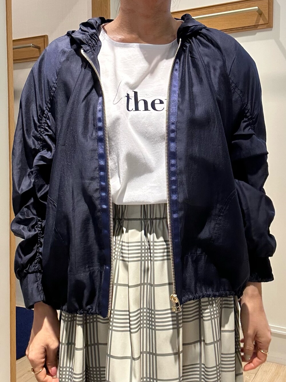 ホワイト系のスカート、ブルー系のブルゾン、ホワイト系のTシャツ/カットソーを着用したレディースの春コーディネートの4枚目の写真