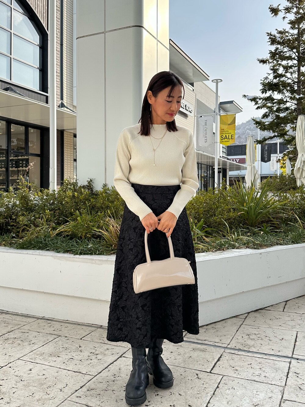 「冬アウター、オトナ女子、冬のコーデ、キレイめカジュアル、大人女子、スカートコーデ、お出かけコーデ、ホワイト、低身長女子、セレモニー、低身長コーデ、40代ファッション、きちんとスタイル、ジャガードスカート、ジャガード」｜「MICO COULIERのフライス編みナッピングジャケット（ブルゾン、ホワイト系）」を使った、daimonさん（骨格ナチュラル・レディース・154cm）の冬コーディネートの7枚目の写真