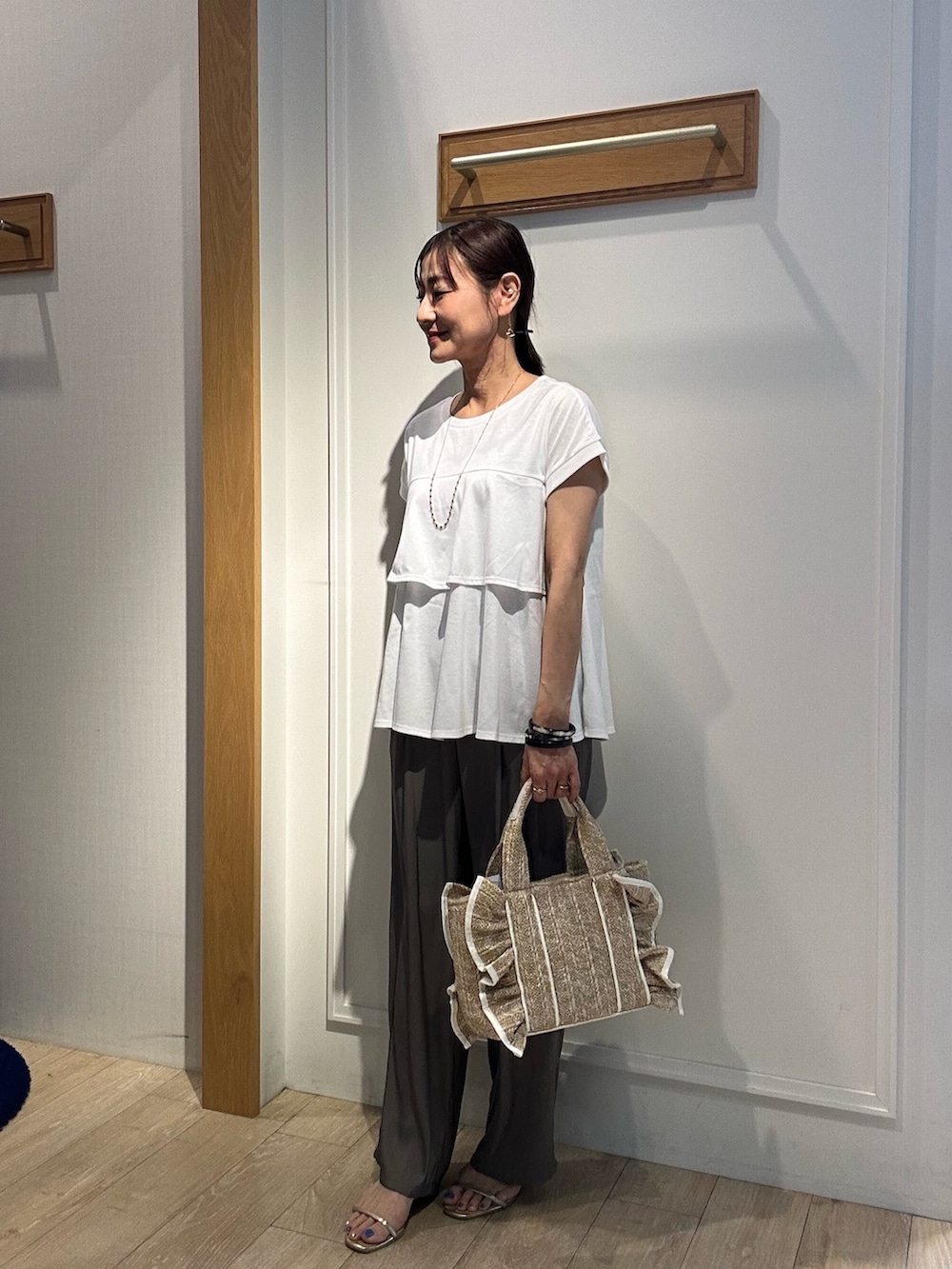 「白Tシャツ、今日のコーデ、夏、低身長女子、オトナカジュアル、Tシャツコーデ、大人女子、大人コーデ、ママファッション、ゆるコーデ、イージーパンツ、低身長コーデ、150cm台コーデ、40代ファッション、パンツコーデ」｜「fredy couleurのTC天竺ティアードフリルTシャツ（Tシャツ/カットソー、ホワイト系）」を使った、daimonさん（レディース・154cm）の夏コーディネートの4枚目の写真