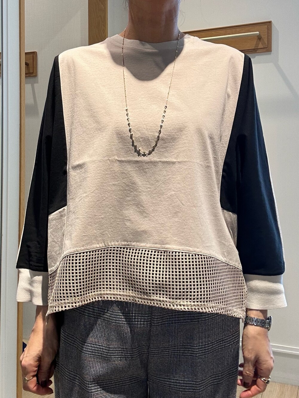 ベージュ系のTシャツ/カットソー、グレー系のその他パンツ、ブラック系のサンダルを着用したレディースの秋コーディネートの6枚目の写真