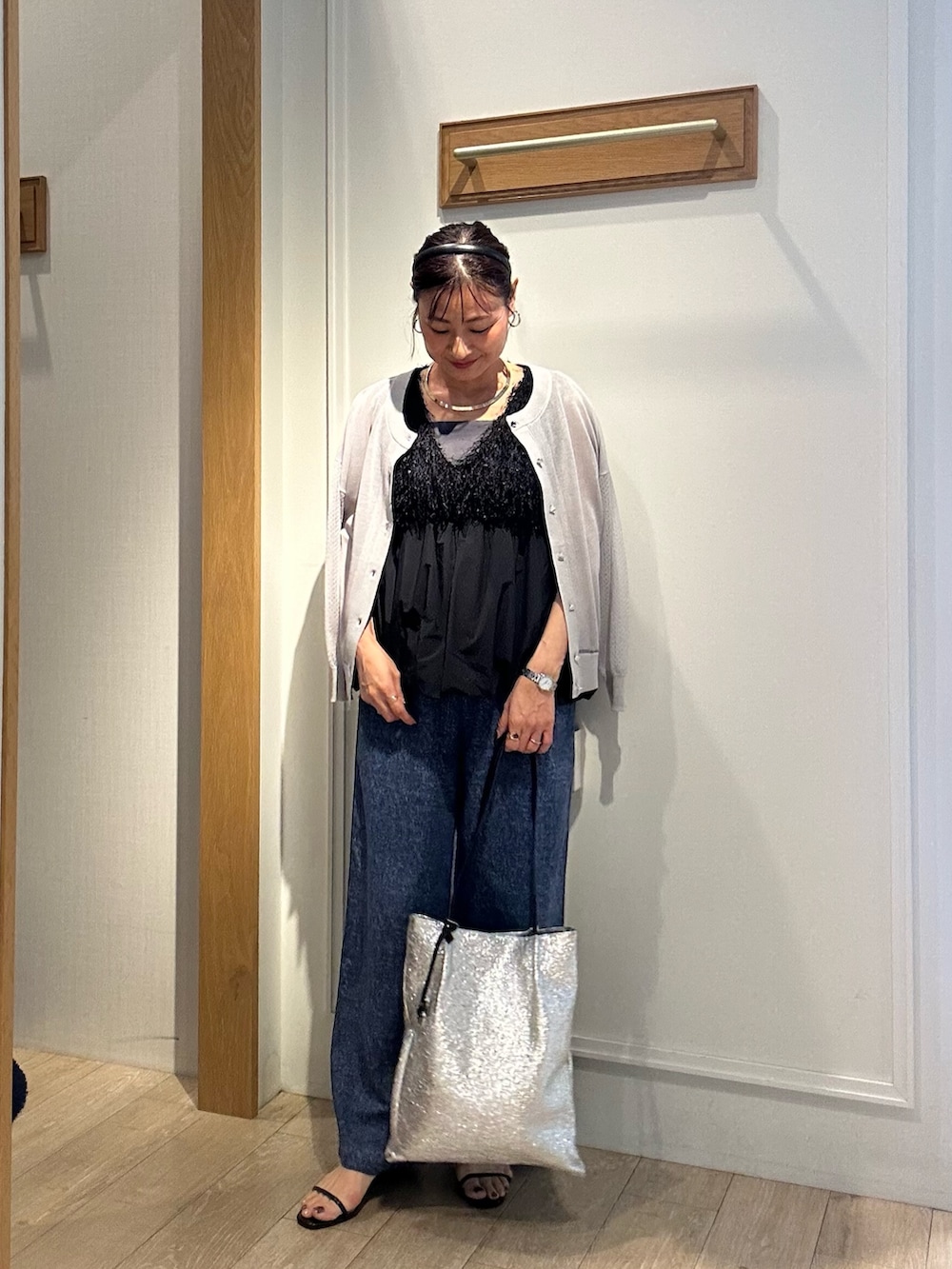 「休日スタイル、デニム、きれいめカジュアル、シンプルコーデ、お出かけコーデ、秋カラー、秋服、パンツコーデ、初秋のパンツスタイル、おでかけコーデ、ノースリーブ、低身長女子、秋、秋のコーデ、ベスト」|「MICO COULIERのフラッグヤーンインレイベスト(シャツ/ブラウス、ブラック系)」を使った、daimonさん(レディース・154cm)の夏コーディネートの9枚目の写真