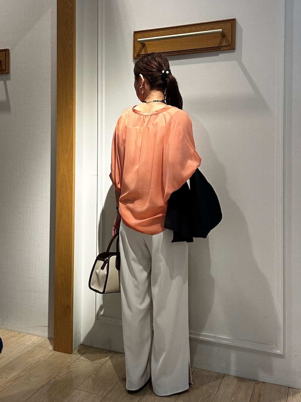 ブラウン系のトートバッグ、ホワイト系のTシャツ/カットソー、グレー系のテーラードジャケットを着用したレディースの夏コーディネートの2枚目の写真