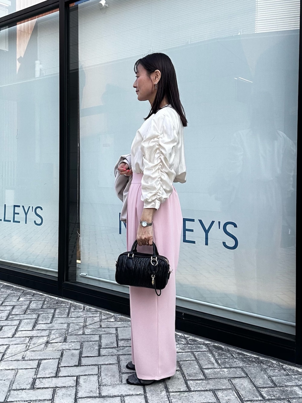 ピンク系のその他パンツ、ベージュ系のブルゾン、ホワイト系のシャツ/ブラウスを着用したレディースの冬コーディネートの8枚目の写真