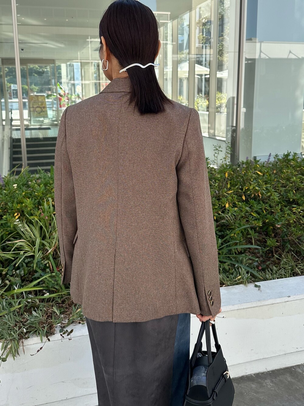 グレー系のワンピース、ホワイト系のTシャツ/カットソー、ブラウン系のテーラードジャケットを着用したレディースの秋コーディネートの10枚目の写真