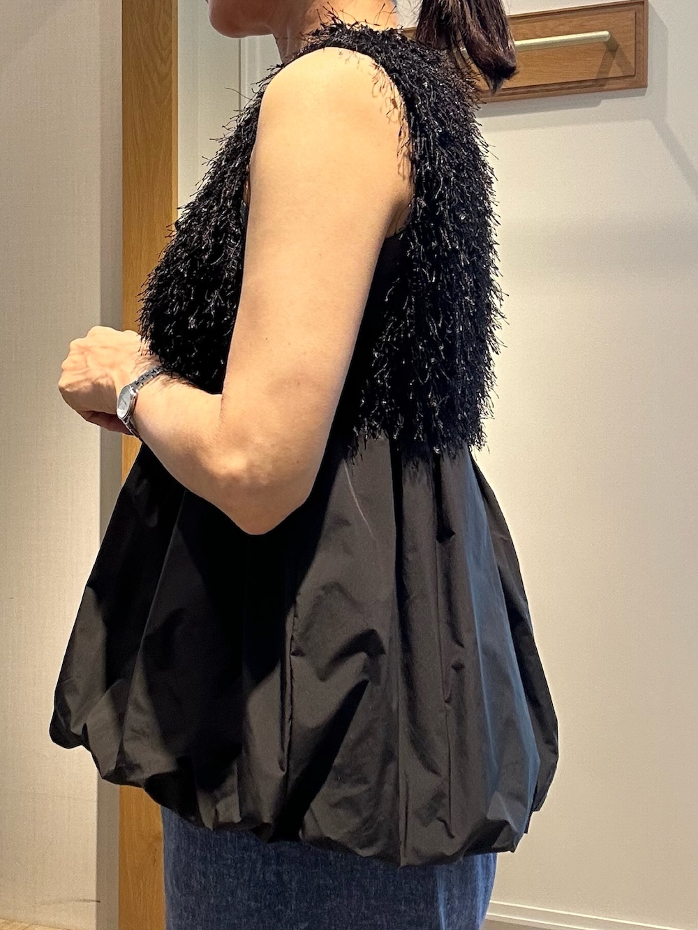 「休日スタイル、デニム、きれいめカジュアル、シンプルコーデ、お出かけコーデ、秋カラー、秋服、パンツコーデ、初秋のパンツスタイル、おでかけコーデ、ノースリーブ、低身長女子、秋、秋のコーデ、ベスト」|「MICO COULIERのフラッグヤーンインレイベスト(シャツ/ブラウス、ブラック系)」を使った、daimonさん(レディース・154cm)の夏コーディネートの7枚目の写真
