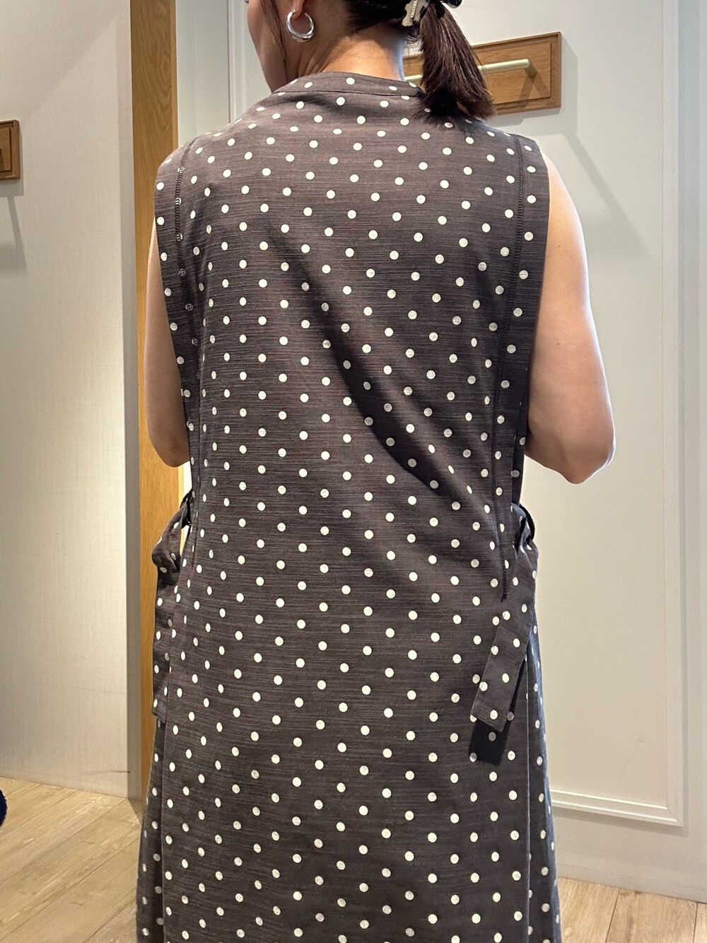 グレー系のワンピース、ブルー系のその他パンツ、グレー系のTシャツ/カットソーを着用したレディースの夏コーディネートの6枚目の写真