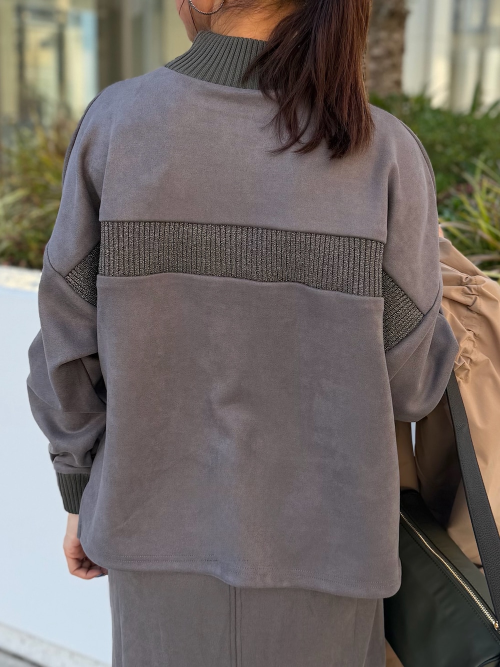 グレー系のTシャツ/カットソー、グレー系のスカート、イエロー系のダッフルコートを着用したレディースの秋コーディネートの6枚目の写真