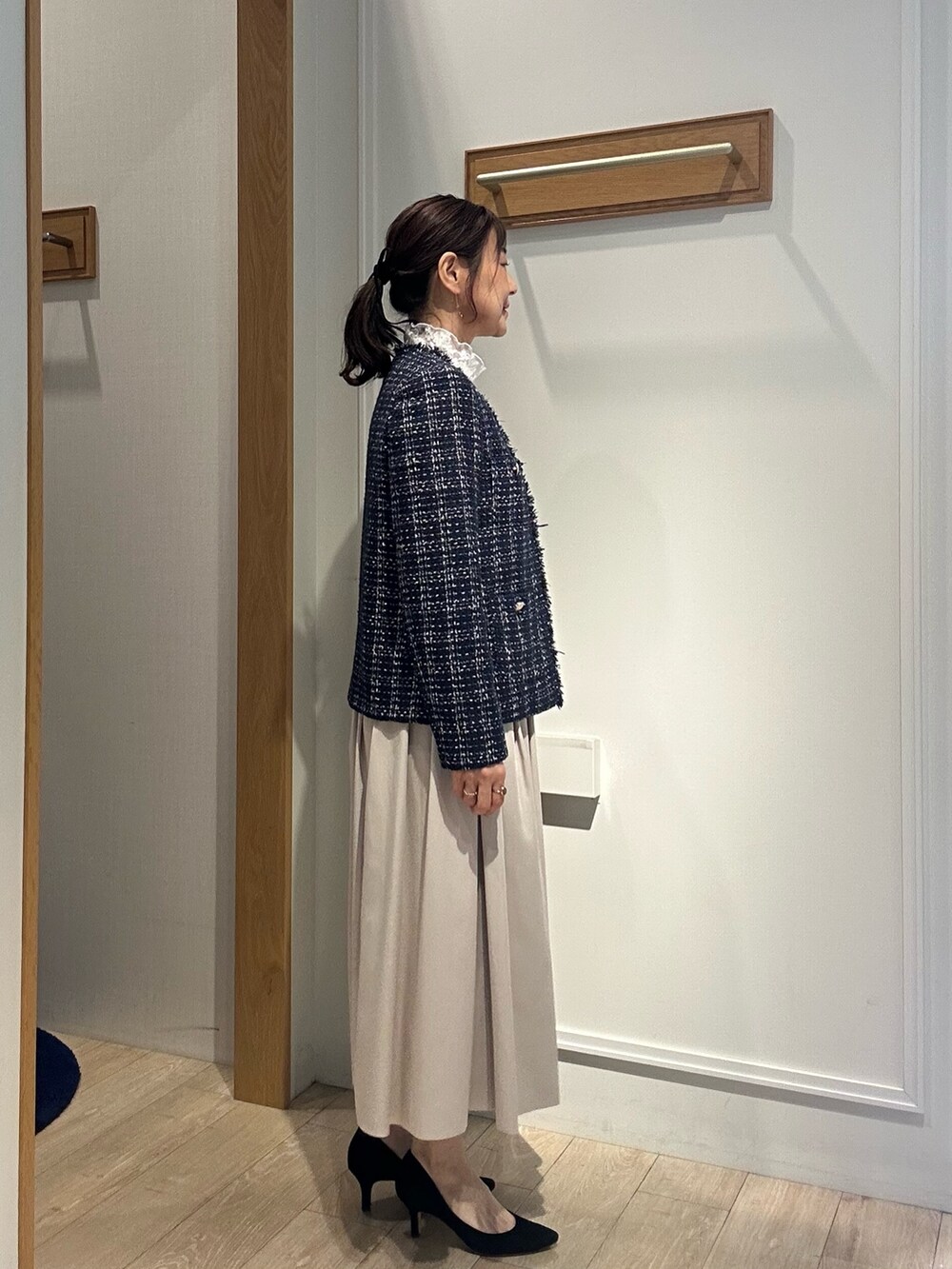 ブルー系のノーカラージャケット、ホワイト系のTシャツ/カットソー、ベージュ系のスカートを着用したレディースの冬コーディネートの2枚目の写真