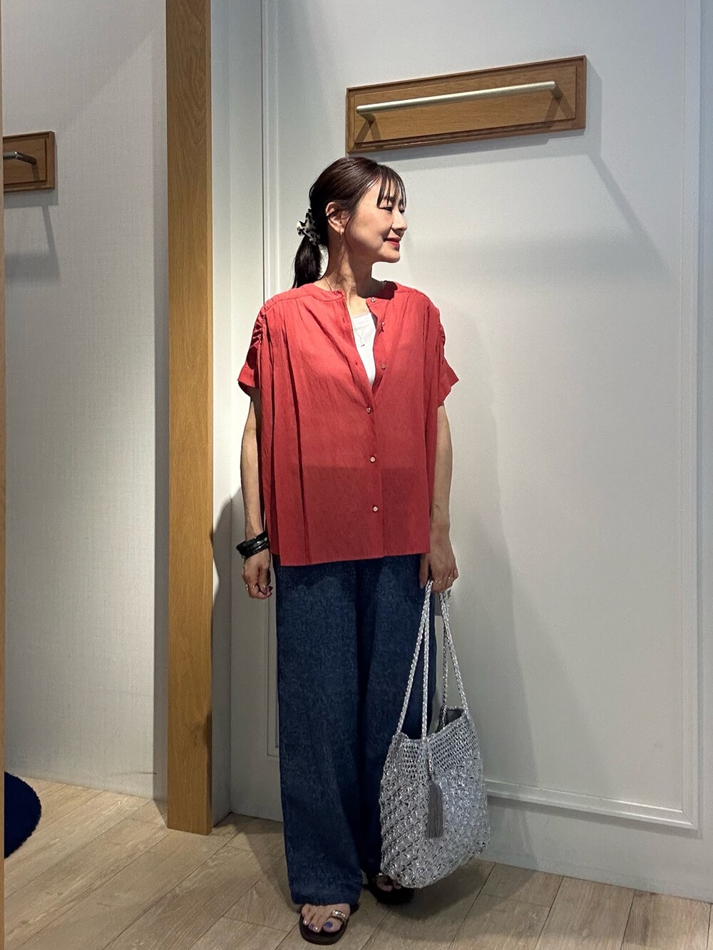 レッド系のシャツ/ブラウス、ホワイト系のTシャツ/カットソー、ブルー系のその他パンツを着用したレディースの夏コーディネートの6枚目の写真