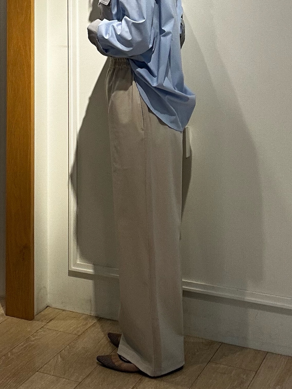 ベージュ系のその他パンツ、ブルー系のその他アウターを着用したレディースの冬コーディネートの9枚目の写真