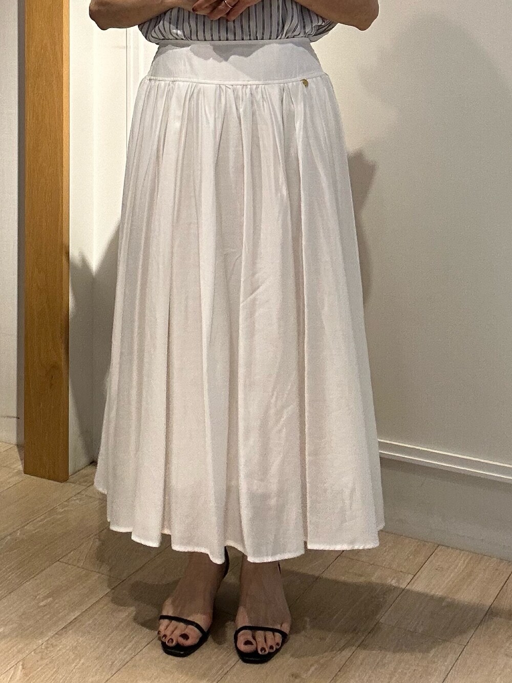 ホワイト系のシャツ/ブラウス、ホワイト系のスカート、ブルー系のショルダーバッグを着用したレディースの春コーディネートの8枚目の写真