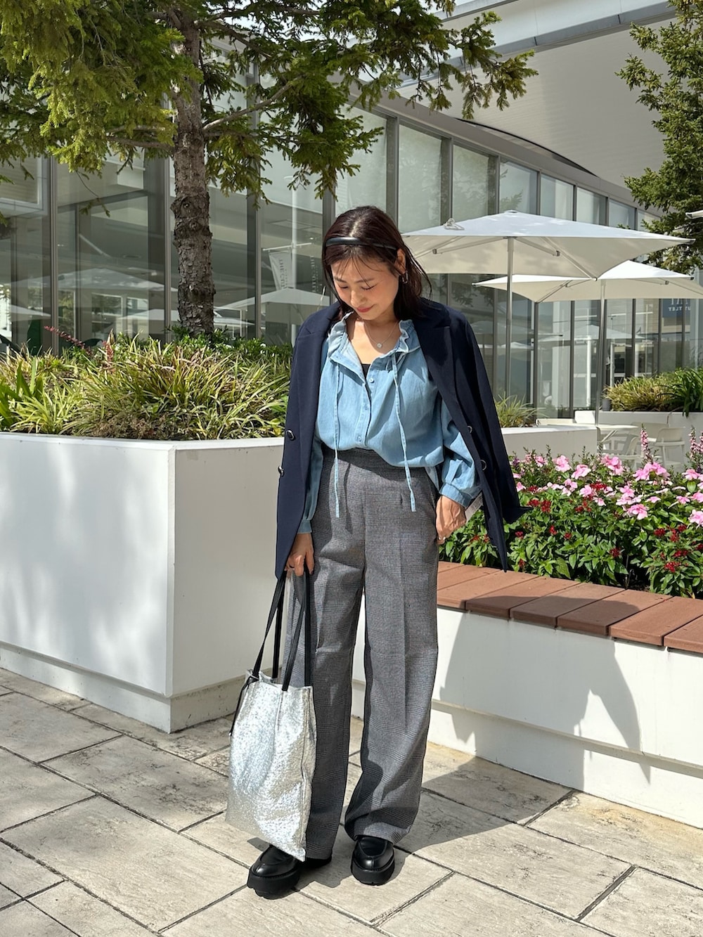 ブルー系のテーラードジャケット、ブルー系のシャツ/ブラウス、グレー系のその他パンツを着用したレディースの秋コーディネートの2枚目の写真