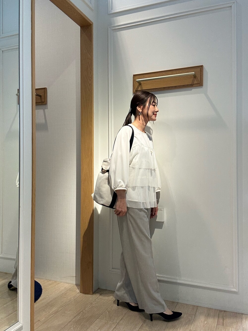 「春めき満開コーデ、淡色コーデ、春服、おでかけコーデ、ベージュ、ベージュコーデ、ベージュパンツ、スーツ、スーツコーデ、パンツスタイル、パンツコーデ、パンツスーツ、低身長、低身長コーデ、低身長女子」｜「MICO COULIERの《オケージョン対応》ヘヴィジョーゼットブラウス（シャツ/ブラウス、ホワイト系）」を使った、daimonさん（骨格ナチュラル・レディース・154cm）の春コーディネートの4枚目の写真