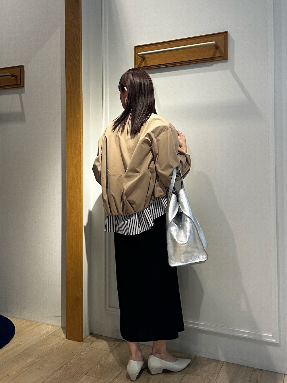 ブラック系のスカート、グレー系のシャツ/ブラウス、イエロー系のブルゾンを着用したレディースの春コーディネートの3枚目の写真