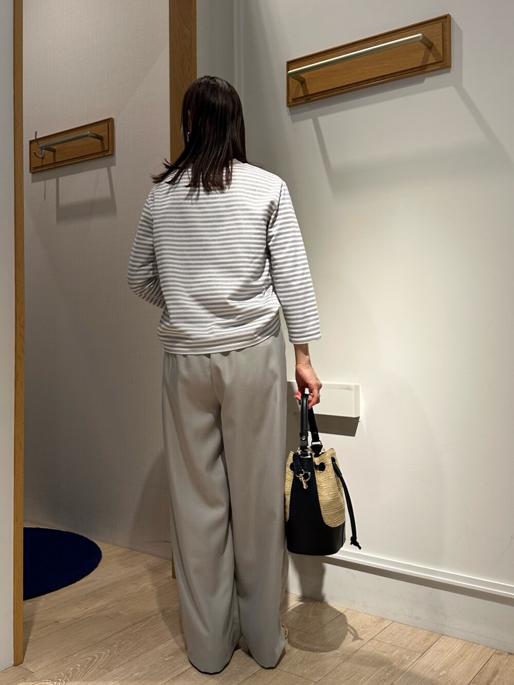 「春コーデ、春めき満開コーデ、春服コーデ、大人可愛い、大人コーデ、春、春服、低身長女子、お花見コーデ、カジュアルコーデ、150cm台コーデ、低身長コーデ、40代ファッション、ボーダートップス、ボーダーTシャツ」｜「MICO COULIERのラメボーダーロゴT（Tシャツ/カットソー、グレー系）」を使った、daimonさん（骨格ナチュラル・レディース・154cm）の春コーディネートの3枚目の写真