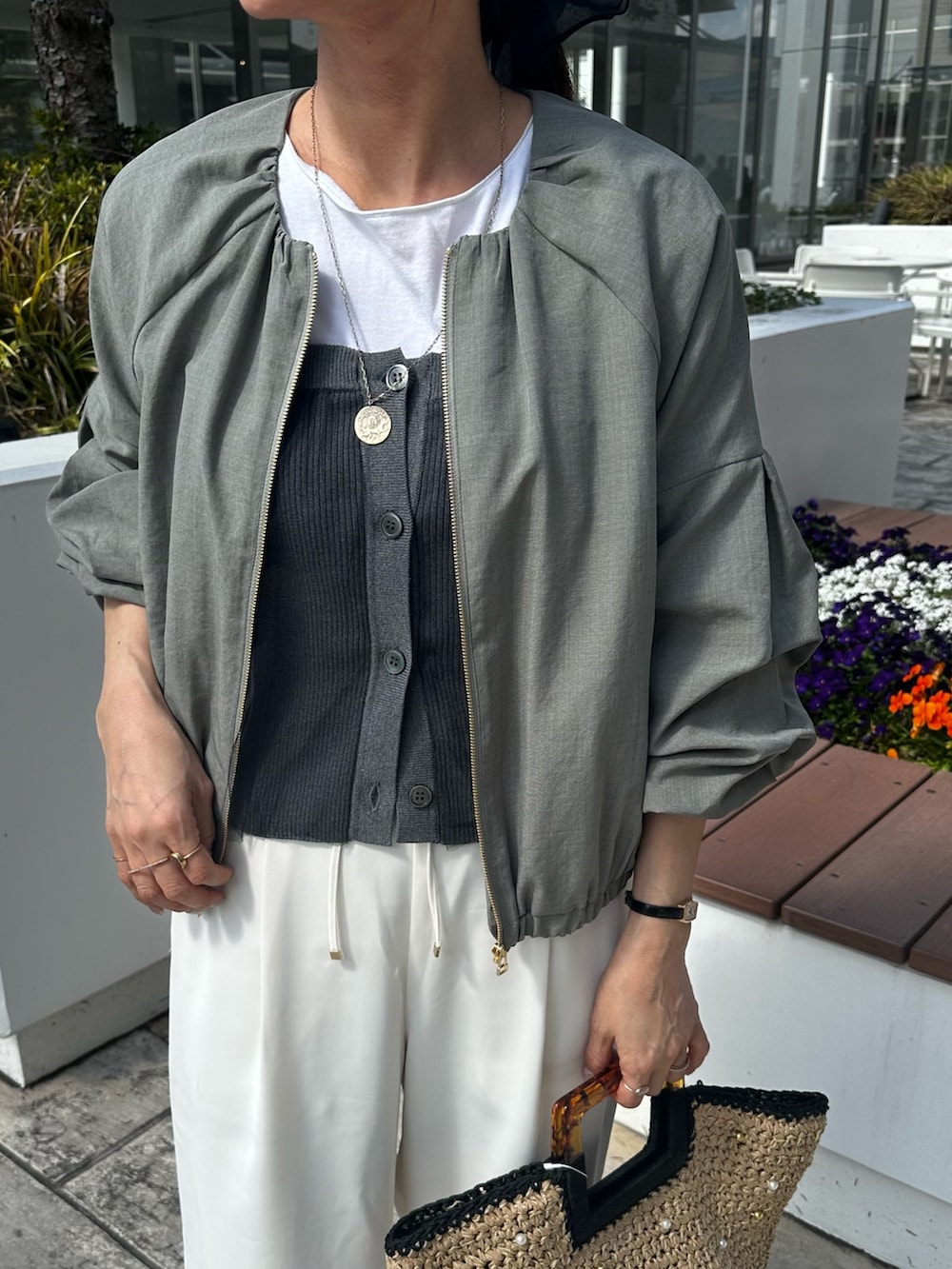 グリーン系のブルゾン、グレー系のキャミソールを着用したレディースの春コーディネートの4枚目の写真