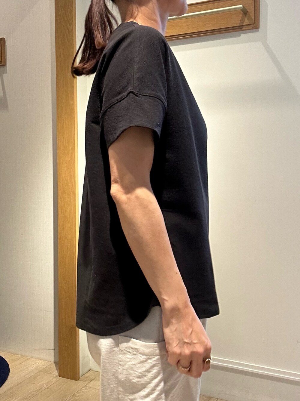 ブラック系のTシャツ/カットソー、ベージュ系のその他パンツ、グレー系のシャツ/ブラウスを着用したレディースの春コーディネートの6枚目の写真