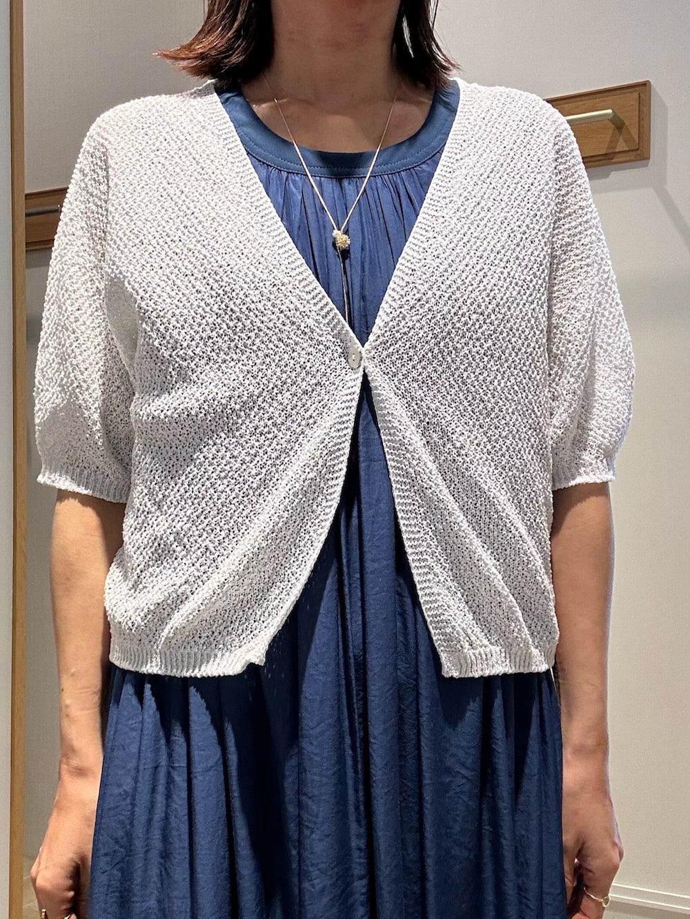 ブルー系のワンピース、ホワイト系のカーディガン/ボレロを着用したレディースの春コーディネートの10枚目の写真