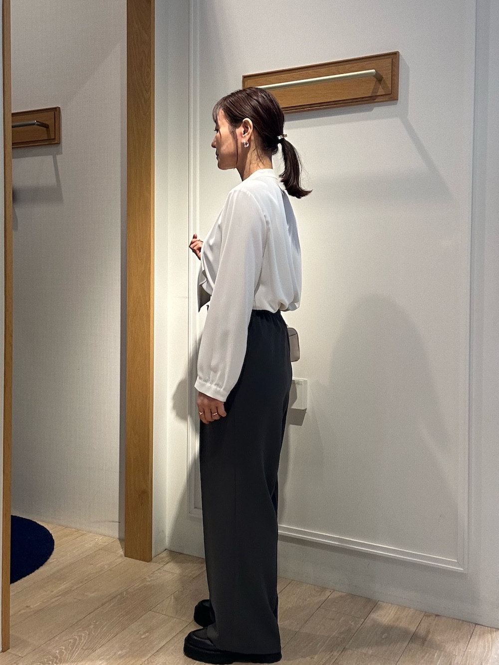 「春めき満開コーデ、春夏コーデ、150cm台コーデ、レディースファッション、お仕事コーデ、春コーデ、春服、40代ファッション、40代、低身長コーデ、低身長女子、ブラウス×パンツ、春ブラウス、きちんとスタイル、キレイめ」｜「MICO COULIERのエラスティックカルゼブラウス（シャツ/ブラウス、ホワイト系）」を使った、daimonさん（レディース・154cm）の春コーディネートの3枚目の写真