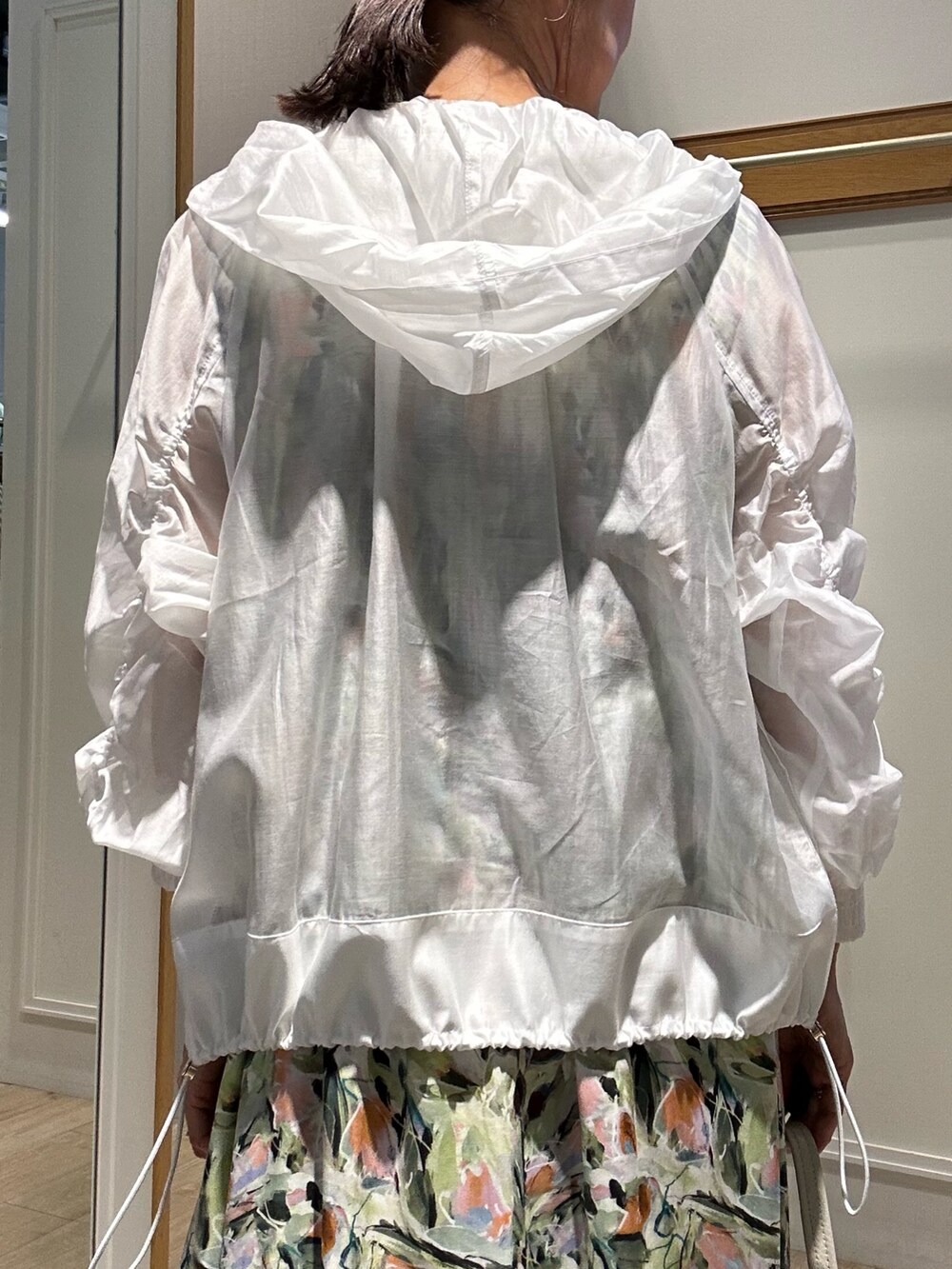 ホワイト系のブルゾン、グリーン系のワンピースを着用したレディースの夏コーディネートの8枚目の写真