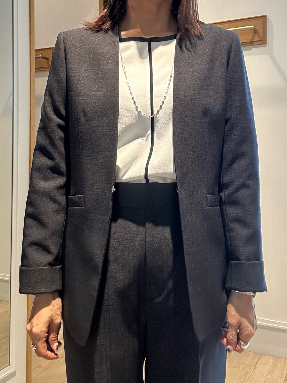 グレー系のノーカラージャケット、ホワイト系のシャツ/ブラウス、グレー系のその他パンツを着用したレディースの秋コーディネートの7枚目の写真