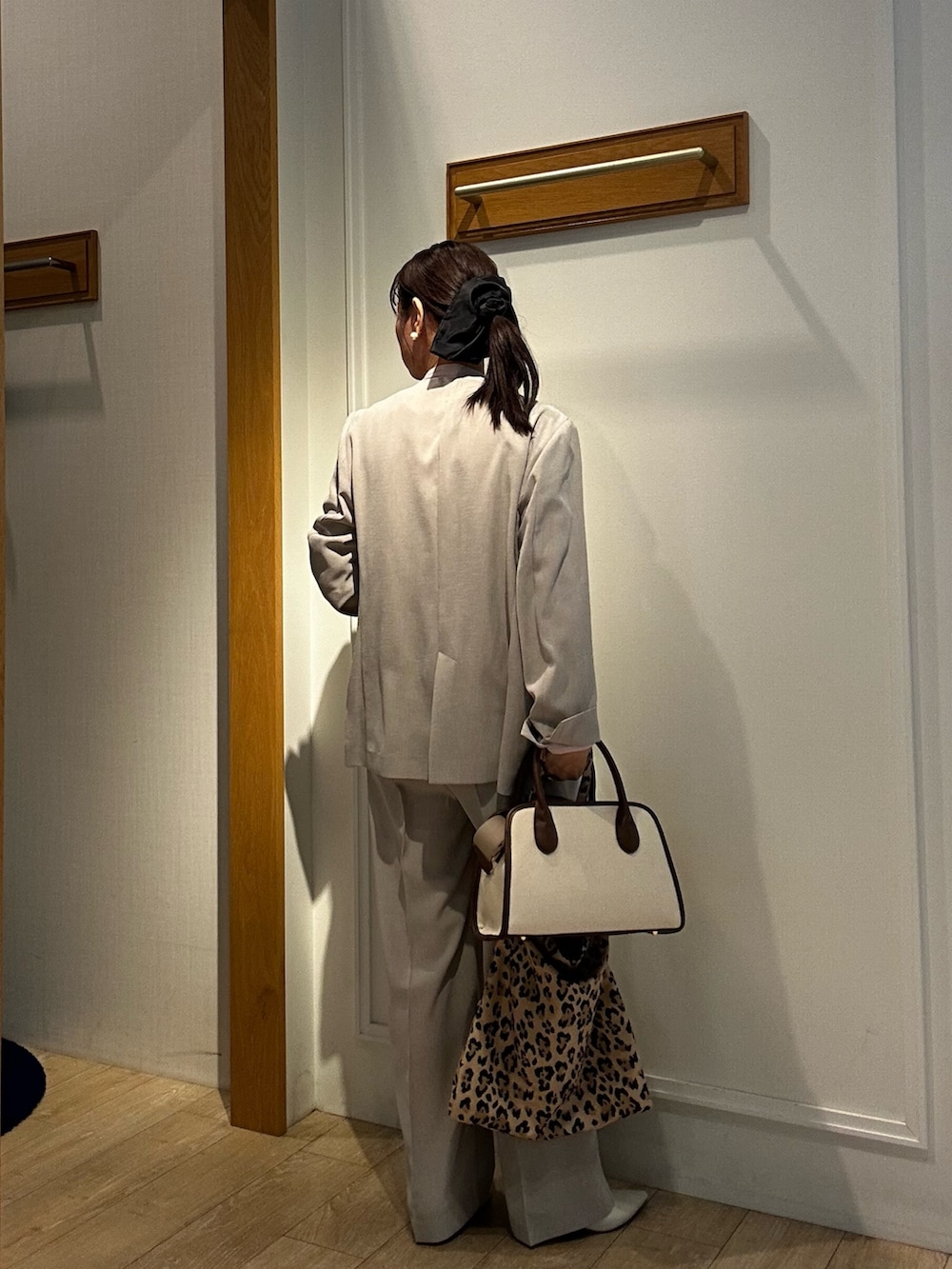 ピンク系のシャツ/ブラウス、ホワイト系のTシャツ/カットソー、ベージュ系のノーカラージャケットを着用したレディースの春コーディネートの3枚目の写真