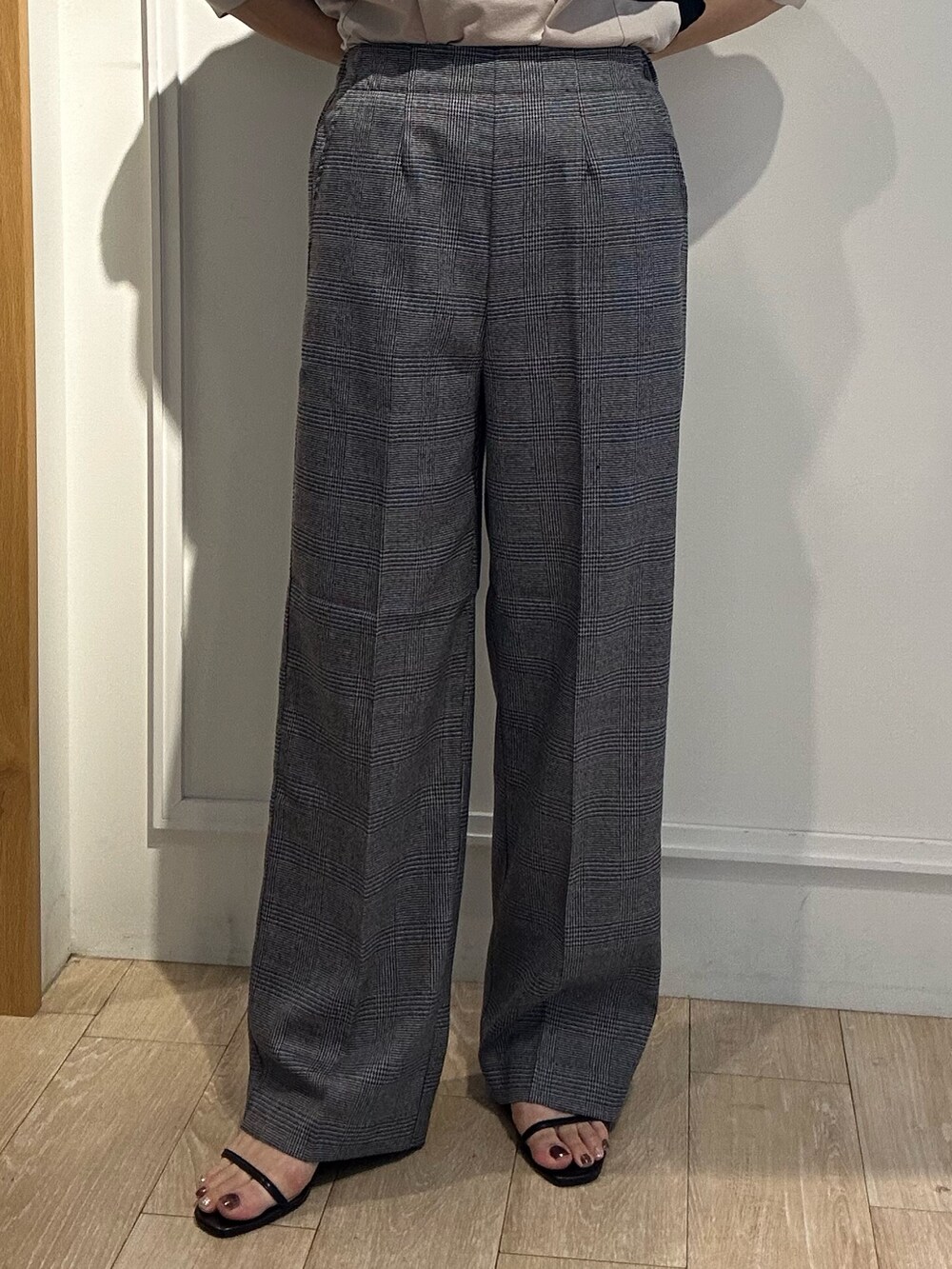 ベージュ系のTシャツ/カットソー、グレー系のその他パンツ、ブラック系のサンダルを着用したレディースの秋コーディネートの9枚目の写真