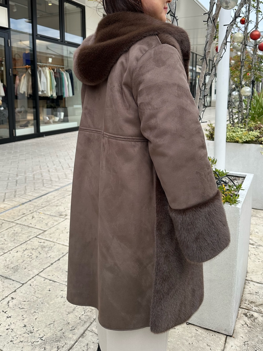 「キルティング、ロングコート、冬アウター、ママファッション、ブラウンコーデ、冬服、ムートンコート、ファーコート、ロングスカート、冬コーデ、40代ファッション、低身長コーデ、低身長女子、リバーシブルコート、リバーシブル」｜「MICO COULIERの《リバーシブル》フェイクムートンリバーシブルロングコート（ムートンコート、ブラウン系）」を使った、daimonさん（骨格ナチュラル・レディース・154cm）の冬コーディネートの10枚目の写真