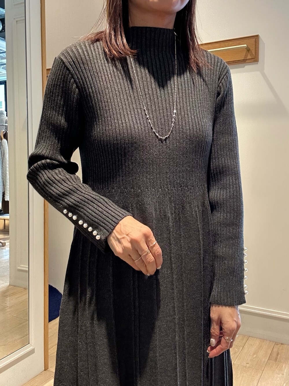 グレー系のワンピース、ブラック系のダウンジャケット/コート、ベージュ系のブルゾンを着用したレディースの冬コーディネートの5枚目の写真