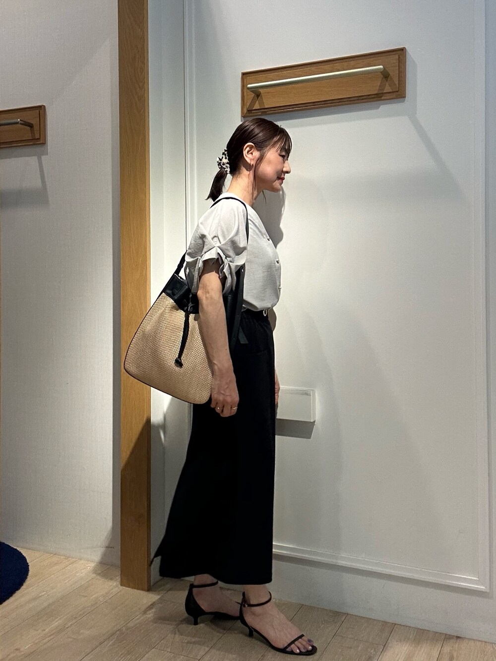 ベージュ系のシャツ/ブラウス、ブラック系のスカート、ブラック系のサンダルを着用したレディースの夏コーディネートの4枚目の写真