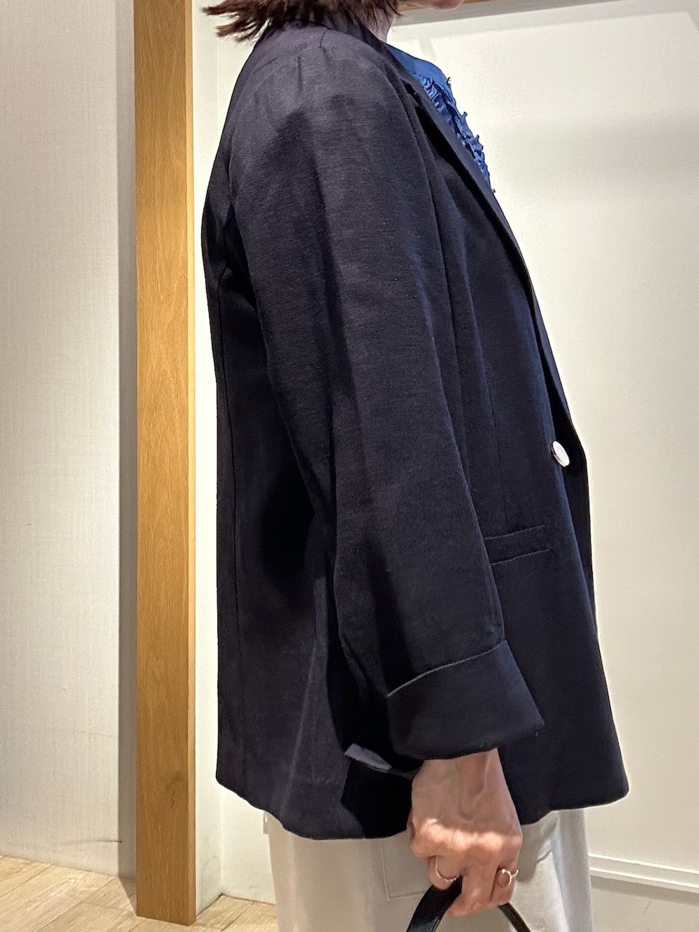 ベージュ系のスカート、ブラック系のショルダーバッグ、ブラック系のサンダルを着用したレディースの夏コーディネートの7枚目の写真