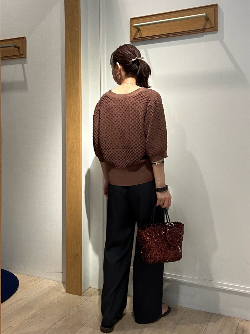 ブラウン系のカーディガン/ボレロ、グレー系のTシャツ/カットソー、ブラック系のその他パンツを着用したレディースの夏コーディネートの3枚目の写真