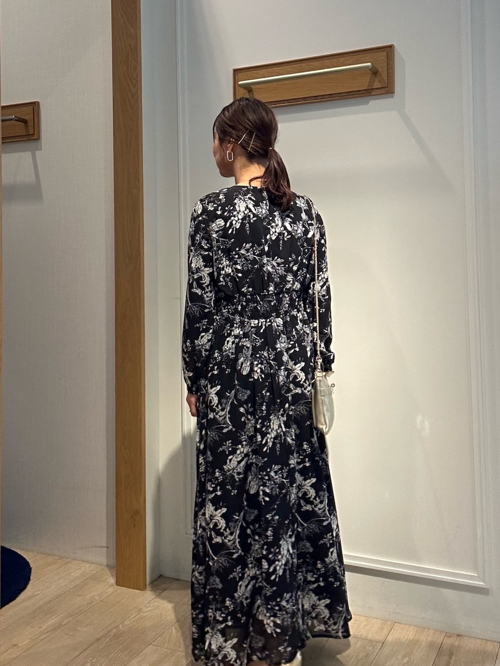 「休日スタイル、オトナ女子、春服、オトナカジュアル、40代ファッション、女子会コーデ、低身長、低身長コーデ、フラワープリント、フラワープリントワンピース、ワンピースコーデ、花柄ワンピース、ロングワンピース、春ワンピース」|「MICO COULIERの《オケージョン対応》ダブルクロスストレッチジャケット(ノーカラージャケット、ベージュ系)」を使った、daimonさん(骨格ナチュラル・レディース・154cm)の春コーディネートの2枚目の写真
