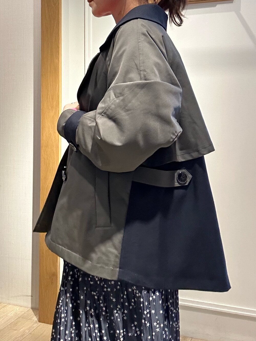 グレー系のトレンチコート、ピンク系のニット/セーターを着用したレディースの秋コーディネートの8枚目の写真