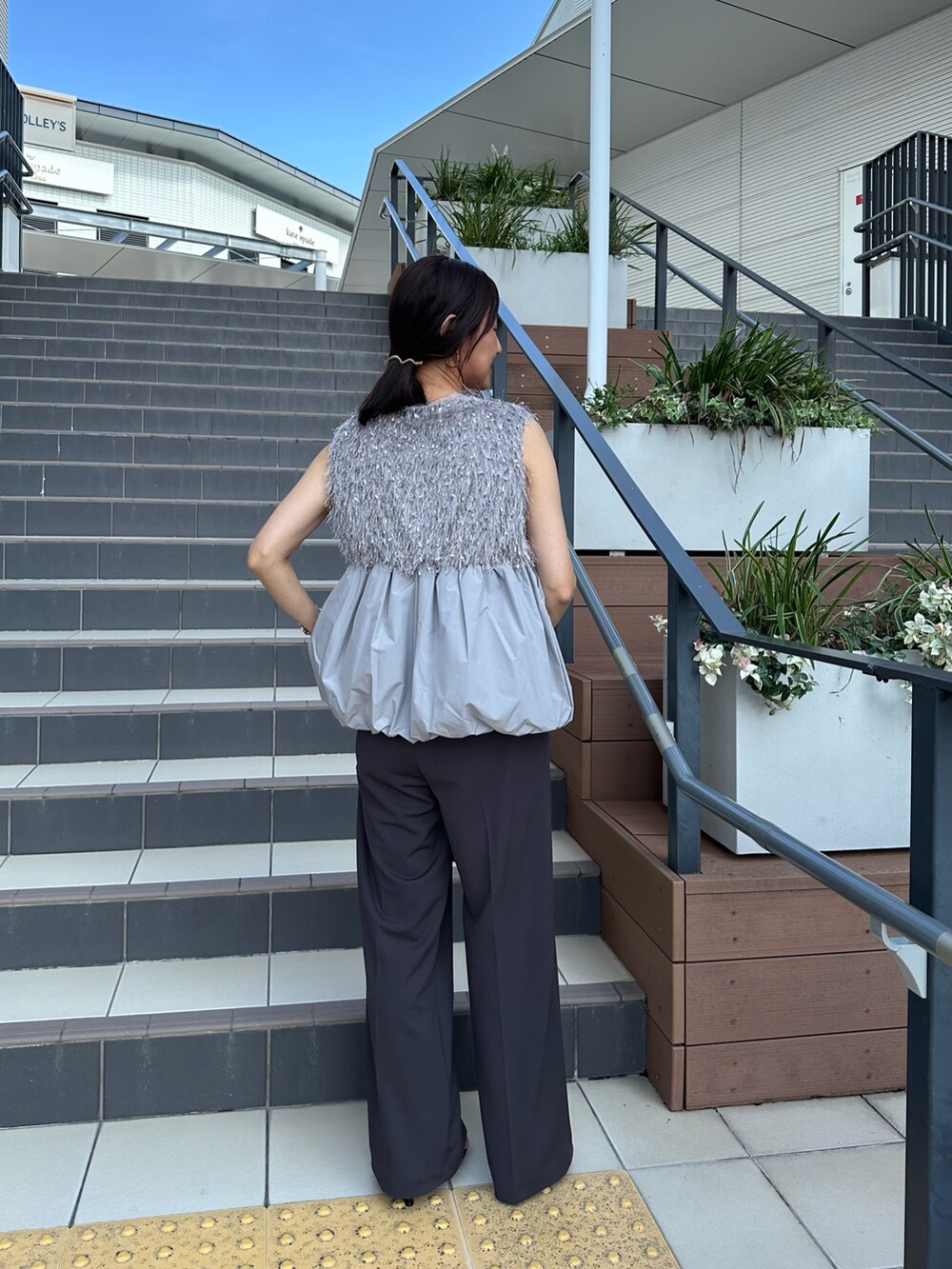 グレー系のその他パンツ、グレー系のTシャツ/カットソー、グレー系のシャツ/ブラウスを着用したレディースの夏コーディネートの4枚目の写真
