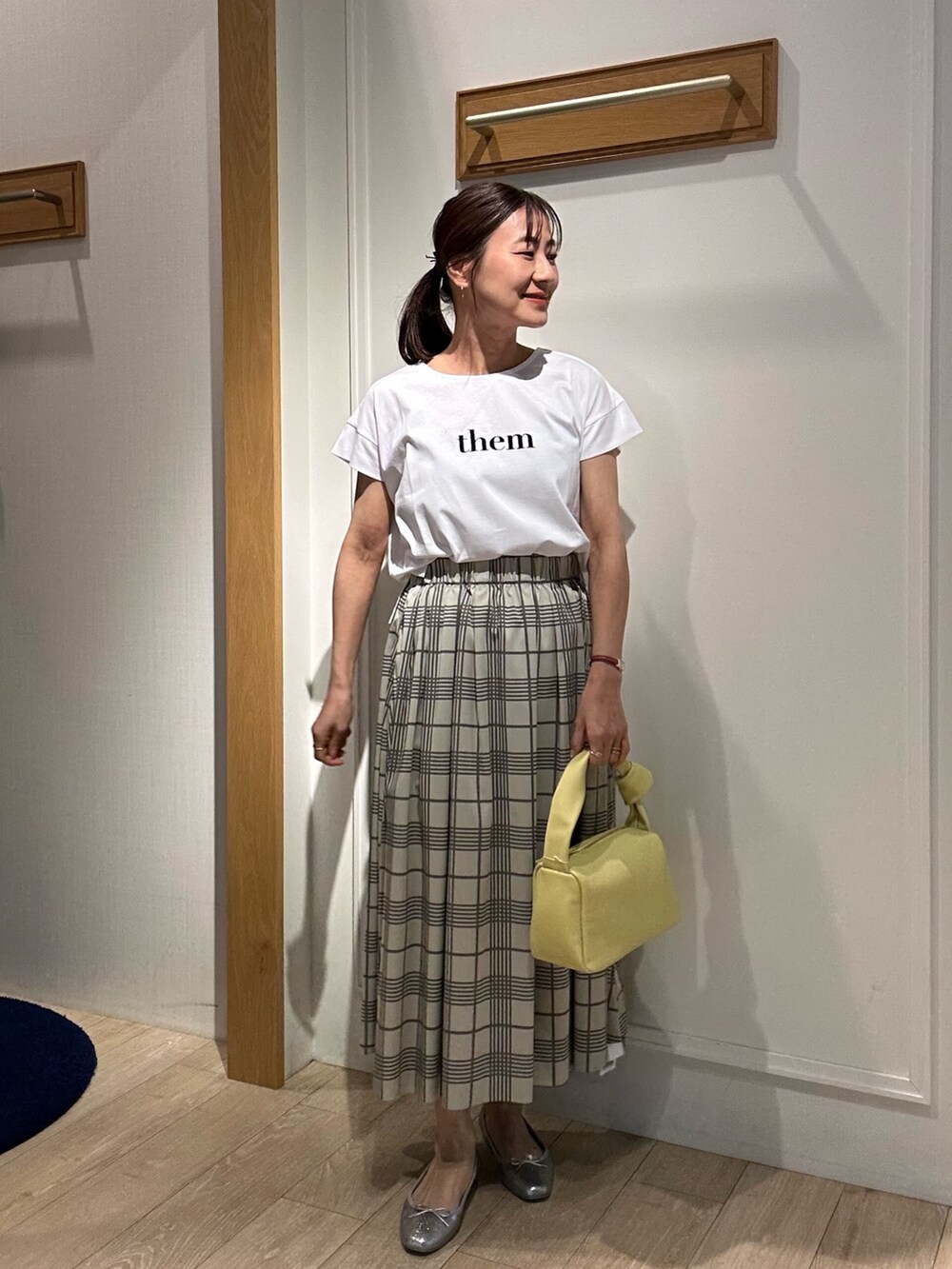 ホワイト系のスカート、ブルー系のブルゾン、ホワイト系のTシャツ/カットソーを着用したレディースの春コーディネートの8枚目の写真