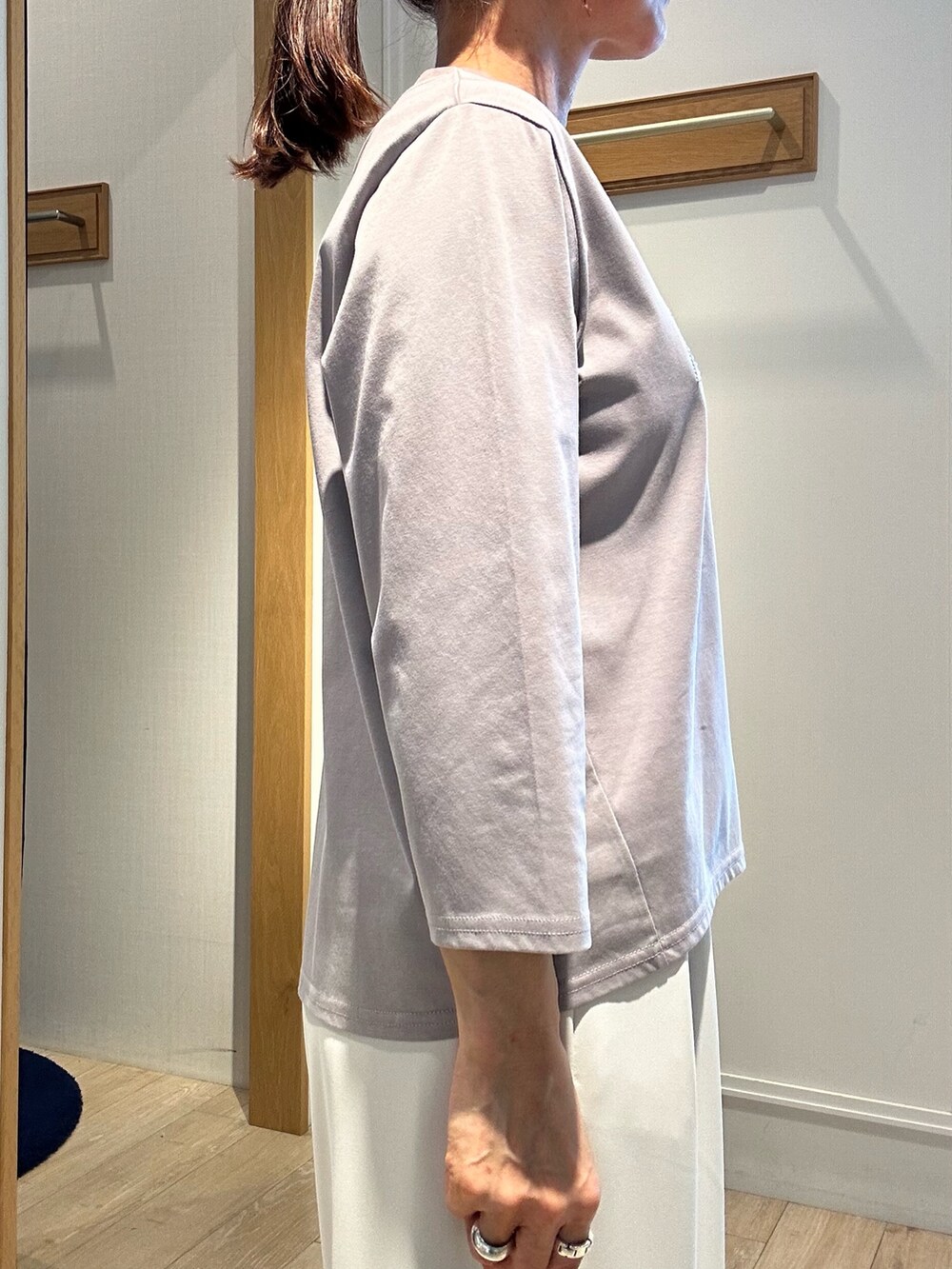 ホワイト系のその他パンツを着用したレディースの春コーディネートの7枚目の写真