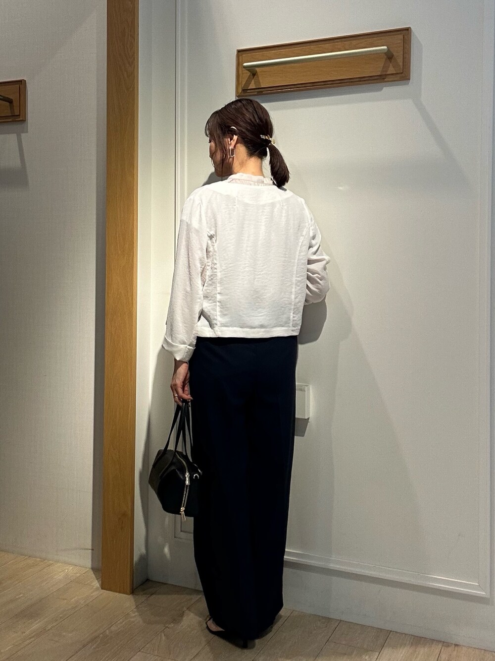 「サンダル、シャツスタイル、低身長コーデ、パンツコーデ、春夏コーデ、大人コーデ、低身長女子、150cm台コーデ、スラックスパンツ、キレイめコーデ、40代ファッション、通勤コーデ、通勤スタイル、お仕事コーデ、お仕事スタイル」|「MICO COULIERのポリワッシャーカルゼZIPアップジャケット(ブルゾン、ホワイト系)」を使った、daimonさん(レディース・154cm)の夏コーディネートの3枚目の写真