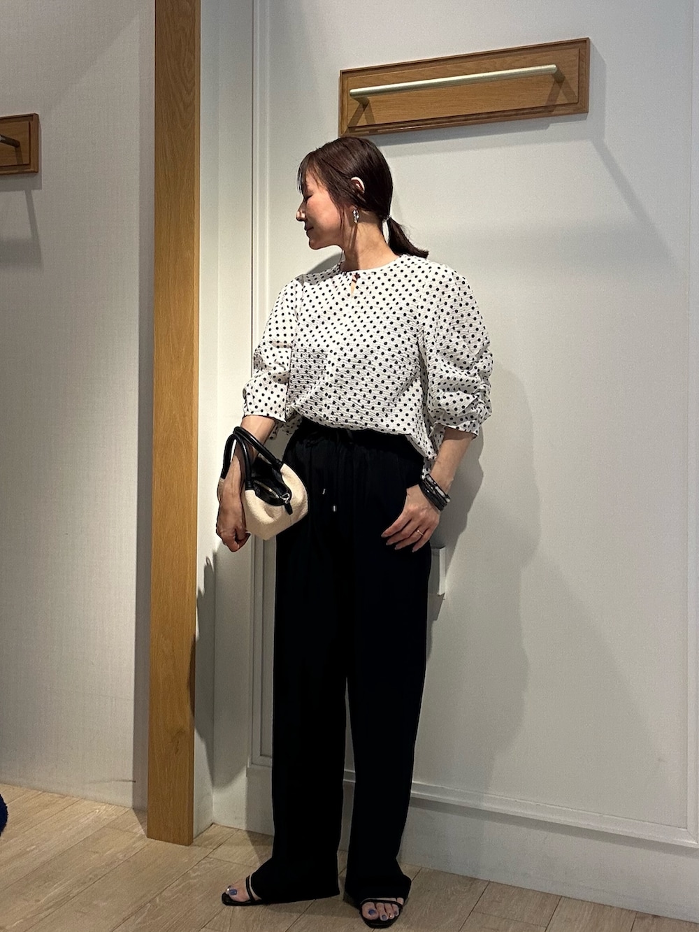ホワイト系のシャツ/ブラウス、ブラック系のその他パンツ、ブラック系のサンダルを着用したレディースの夏コーディネートの2枚目の写真