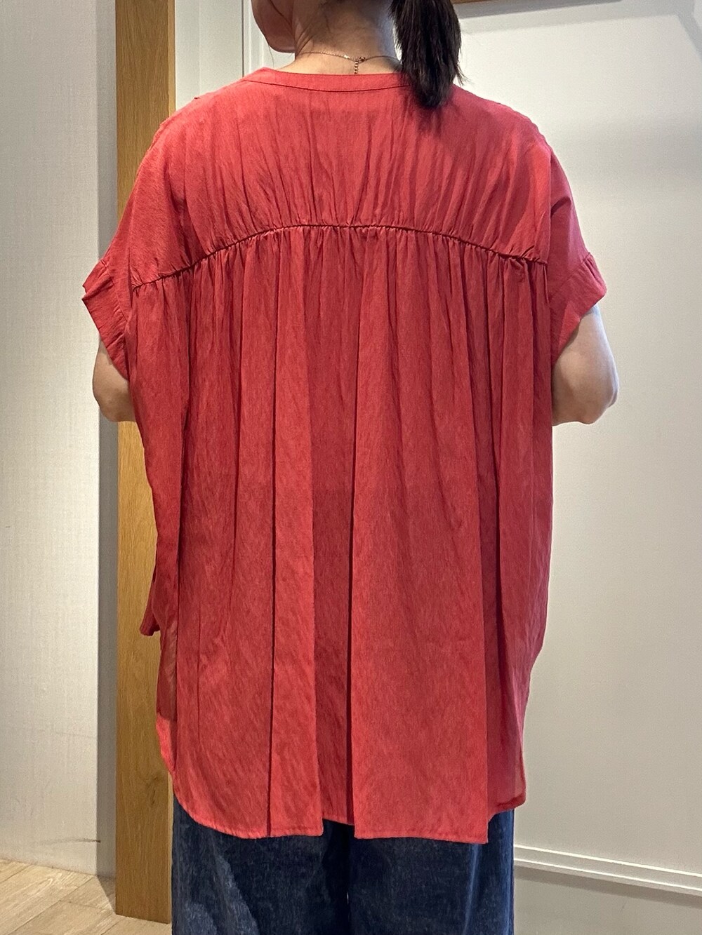 レッド系のシャツ/ブラウス、ホワイト系のTシャツ/カットソー、ブルー系のその他パンツを着用したレディースの夏コーディネートの7枚目の写真