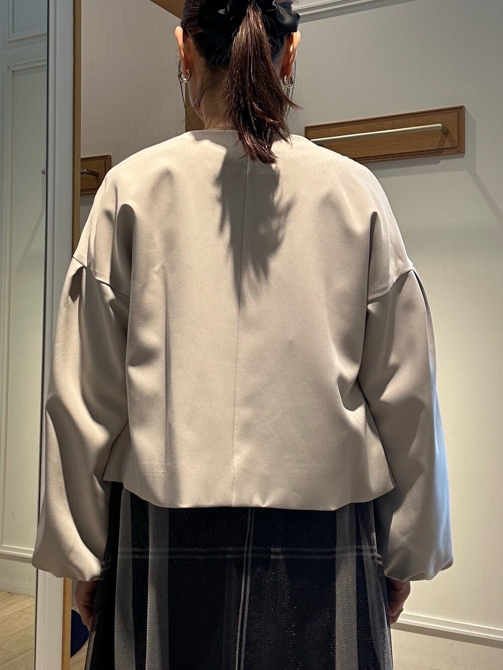 「春、大人女子、オフィススタイル、フェミニンコーデ、お仕事コーデ、キレイめ、入学式、入学式コーデ、入学式・卒業式、ワンピースコーデ、卒業式、卒業式コーデ、卒業式ママコーデ、入園式、入園式コーデ」｜「MICO COULIERの《オケージョン対応》ジョーゼットプリーツブラウス（シャツ/ブラウス、ホワイト系）」を使った、daimonさん（骨格ナチュラル・レディース・154cm）の春コーディネートの9枚目の写真