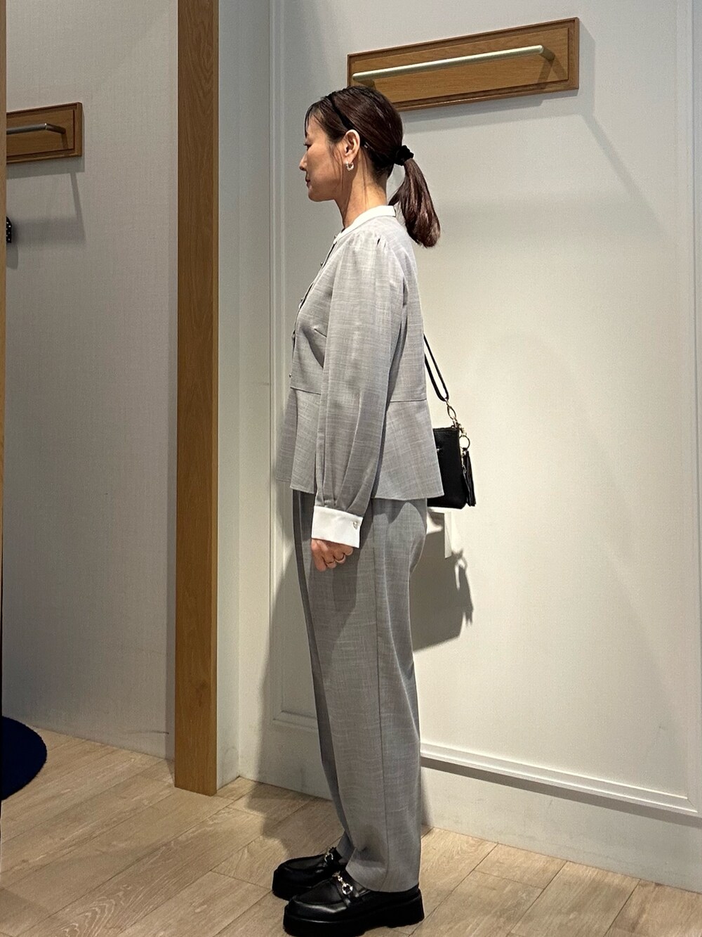 ブルー系のテーラードジャケット、ブラック系のシャツ/ブラウス、ブラック系のその他パンツを着用したレディースの冬コーディネートの6枚目の写真