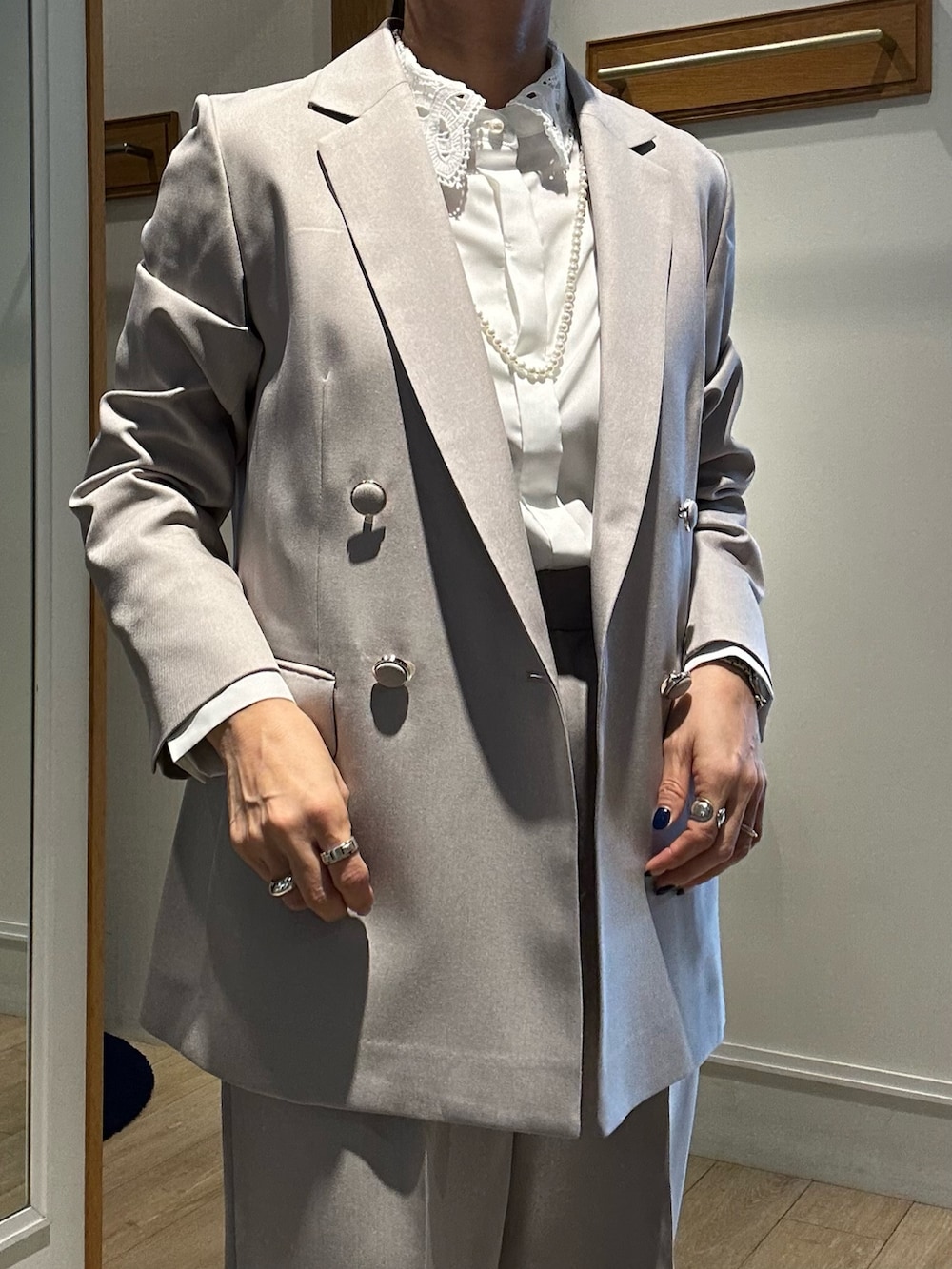 ベージュ系のテーラードジャケット、ベージュ系のその他パンツ、ホワイト系のシャツ/ブラウスを着用したレディースの冬コーディネートの4枚目の写真