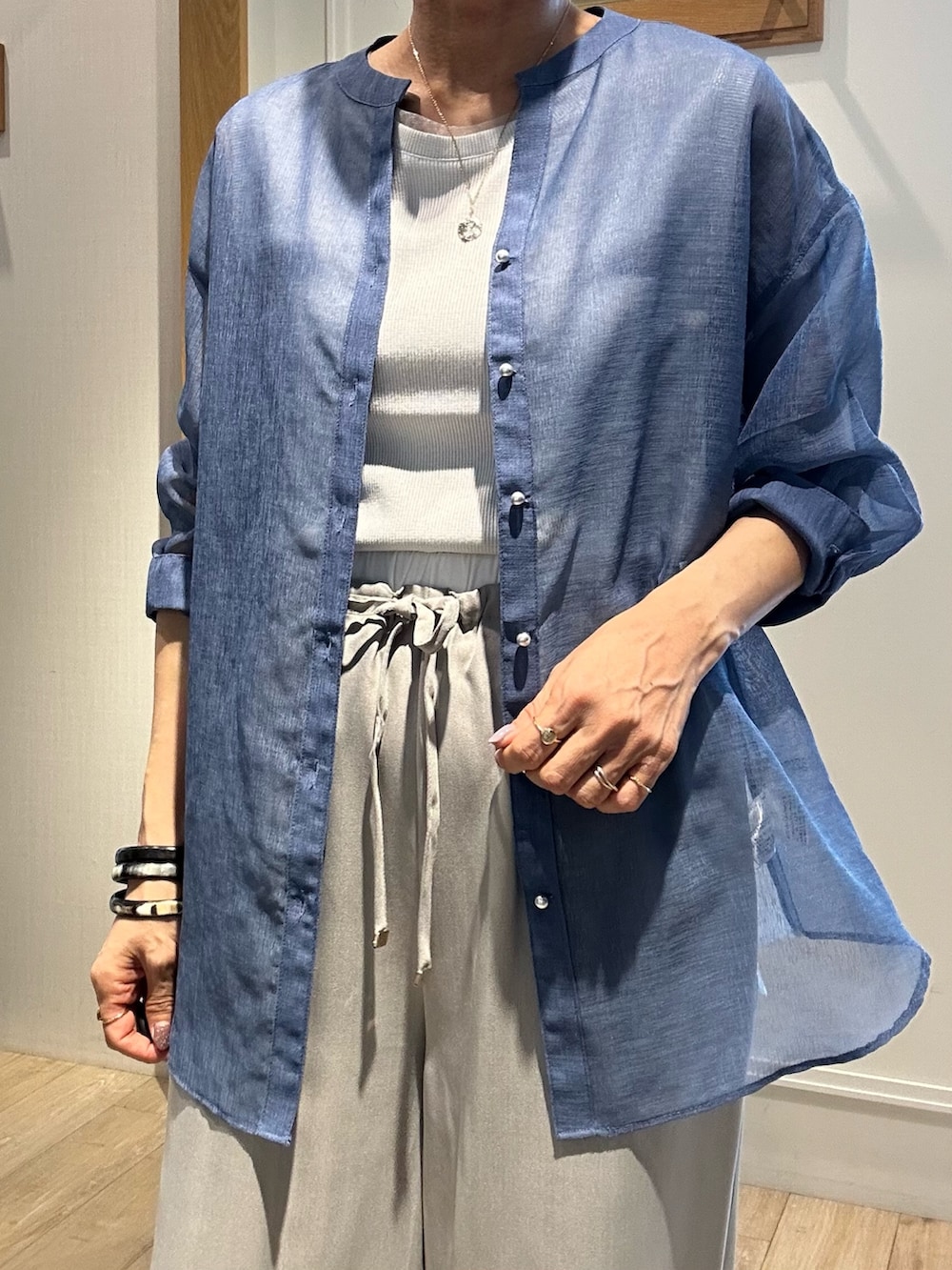 「シアートップス、夏ルックで気分アップ、夏コーデ、夏服コーデ、オトナ女子、キレイめコーデ、ラフコーデ、夏物、夏服、テーマパークコーデ、カラーコーデ、シアーシャツ、低身長コーデ、低身長女子、150cm台コーデ」｜「MICO COULIERのラメテレコタンクトップ（Tシャツ/カットソー、ホワイト系）」を使った、daimonさん（レディース・154cm）の夏コーディネートの6枚目の写真